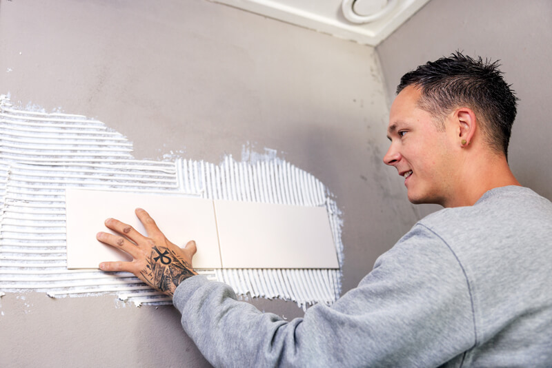 Als Tegelzetter bij Boekema werk je aan diverse onderhouds- en renovatieprojecten of individuele woningen. Je bent verantwoordelijk voor het zetten van tegels in badkamers, keukens en andere ruimtes. Je bent werkzaam in de provincies Friesland, Groningen en Drenthe.