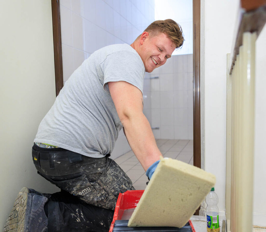 Als Badkamer- en Keukenspecialist monteer je badkamers, toiletten en keukens. Je bent verantwoordelijk voor de volledige verbouwing van badkamers, toiletten en keukens op de omvangrijke en uitdagende onderhouds- en renovatieprojecten. Je bent werkzaam in de provincies Friesland, Groningen en Drenthe.