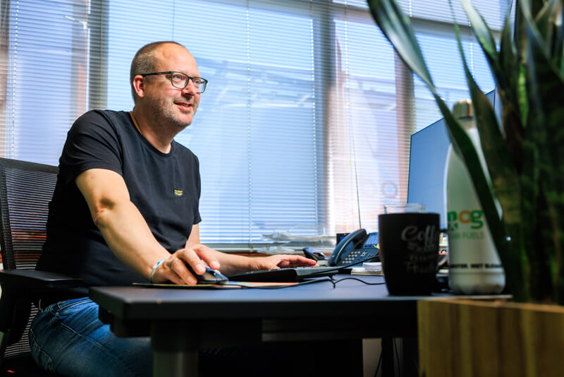Als Service Coördinator organiseer je alle servicewerkzaamheden en storingen van intake, planning tot en met uitvoering en nazorg. Je stuurt hierbij eigen medewerkers aan in de disciplines timmerwerk, tegel- en stukadoorwerk, schilderwerk en ook co-makers op het gebied van onder andere installaties, dakbedekking en kunststof kozijnen. Je draagt zorg voor een administratieve kordate afhandeling van alle opdrachten.