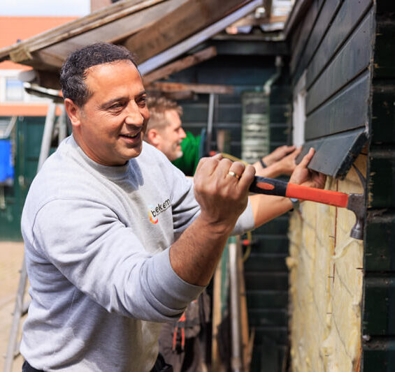 Als Bouwkundig Meewerkend Voorman bij Boekema werk je actief mee op onze renovatieprojecten en geef je dagelijks leiding op de bouwplaats. Je bewaakt de voortgang, kwaliteit en communicatie met bewoners. Boekema biedt jou zelfstandigheid, fijne collega’s en kansen om verder te groeien.