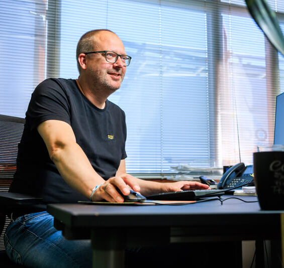 Als Service Coördinator organiseer je alle servicewerkzaamheden en storingen van intake, planning tot en met uitvoering en nazorg. Je stuurt hierbij eigen medewerkers aan in de disciplines timmerwerk, tegel- en stukadoorwerk, schilderwerk en ook co-makers op het gebied van onder andere installaties, dakbedekking en kunststof kozijnen. Je draagt zorg voor een administratieve kordate afhandeling van alle opdrachten.