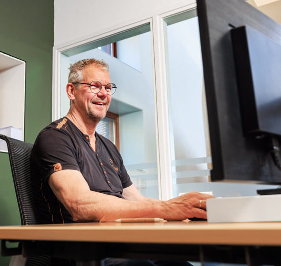 Als Uitvoerder DKT (Douche, Keuken, Toilet) bij Boekema ben jij de spil in de uitvoering van onze renovatieprojecten. Jij stuurt dagelijks het uitvoerende team aan en bent verantwoordelijk voor een correcte en efficiënte uitvoering van de werkzaamheden bij onze opdrachtgevers, met een focus op kwaliteit, planning en veiligheid.