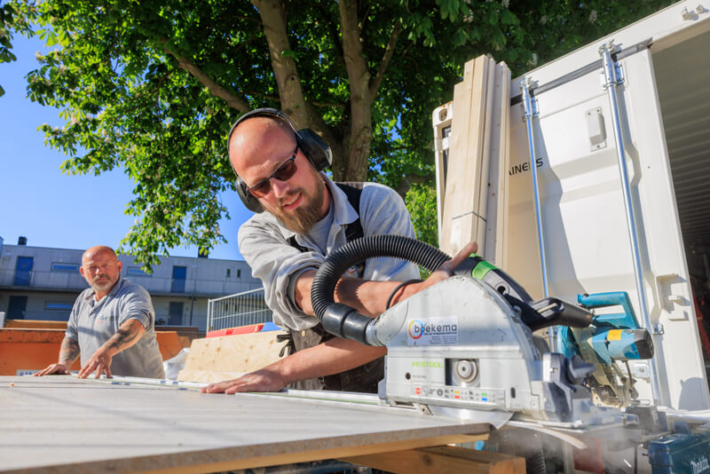 Als Timmerman dkt, mutatie- en dagelijks onderhoud plaats meubels in badkamers, toiletten en keukens. Ook ben je verantwoordelijk voor onderhoudswerkzaamheden aan voornamelijk corporatiewoningen.